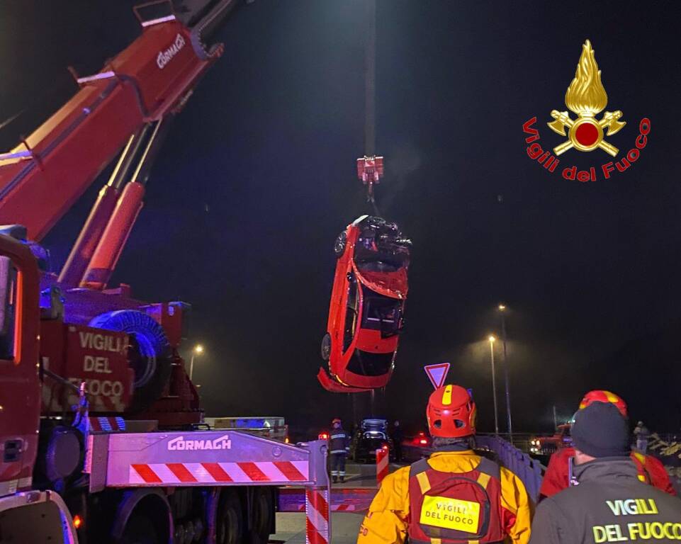 L\'auto finita nel fiume Margorabbia nella notte