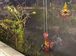 L\'auto finita nel fiume Margorabbia nella notte
