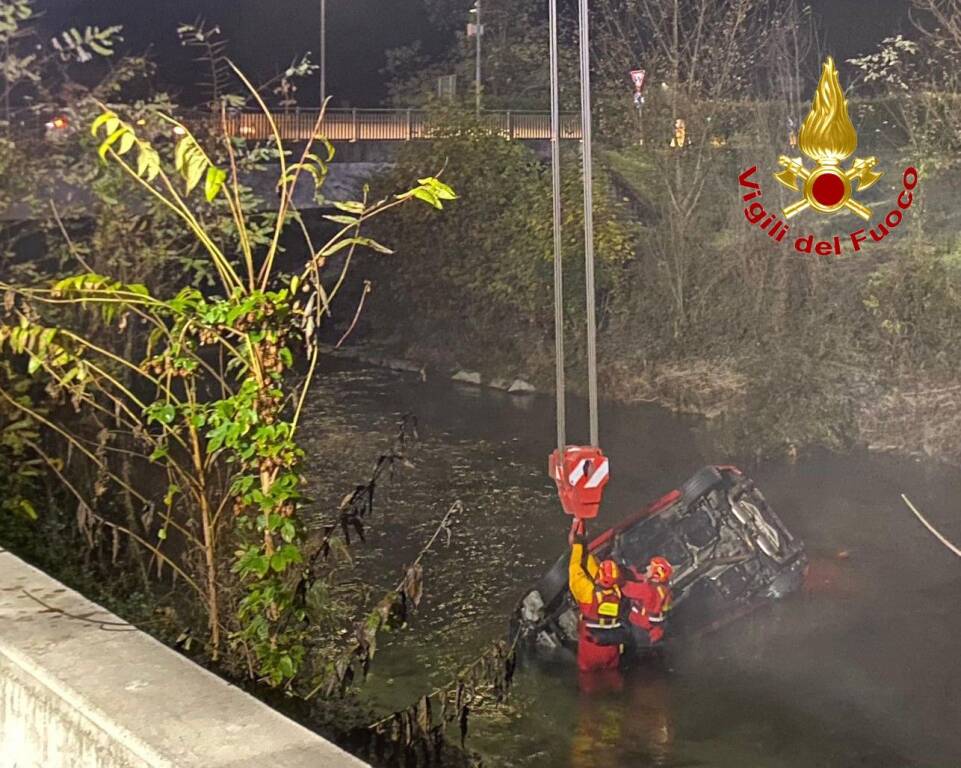 L\'auto finita nel fiume Margorabbia nella notte