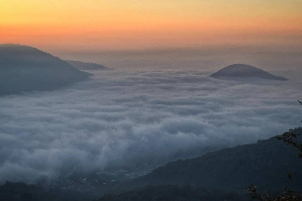 Il mare di nuvole sulla Valceresio