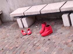 Scarpette rosse in piazza a Malnate per la giornata contro la violenza sulle donne