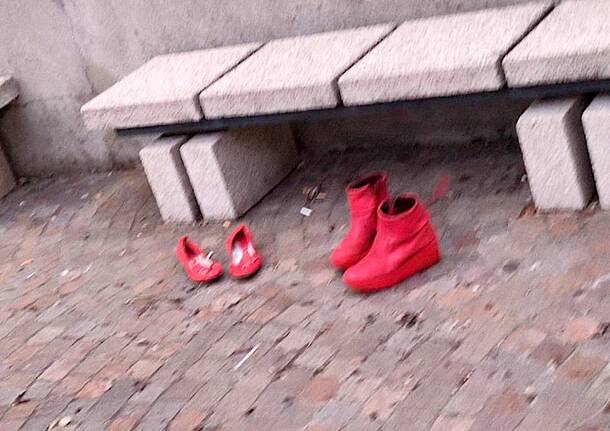 Scarpette rosse in piazza a Malnate per la giornata contro la violenza sulle donne