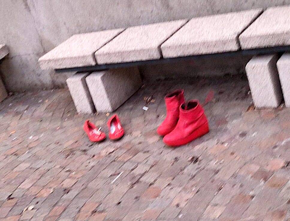 Scarpette rosse in piazza a Malnate per la giornata contro la violenza sulle donne