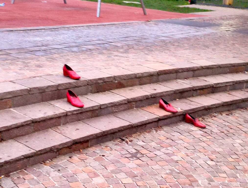 Scarpette rosse in piazza a Malnate per la giornata contro la violenza sulle donne