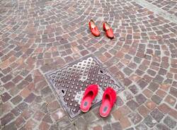 Scarpette rosse in piazza a Malnate per la giornata contro la violenza sulle donne