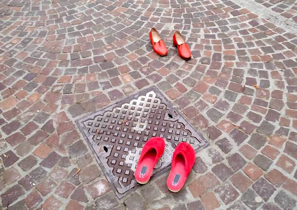 Scarpette rosse in piazza a Malnate per la giornata contro la violenza sulle donne