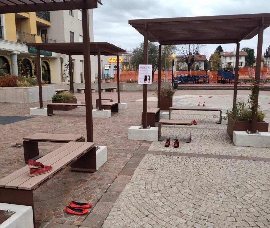 Scarpette rosse in piazza a Malnate per la giornata contro la violenza sulle donne