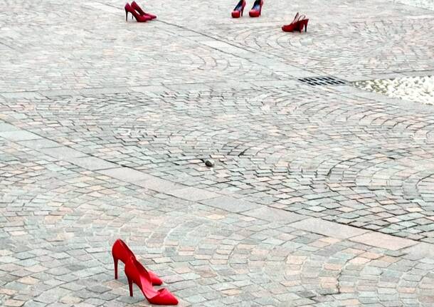 Scarpette rosse in piazza a Malnate per la giornata contro la violenza sulle donne