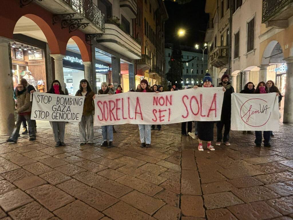 “Sorella, non sarai mai sola”, il collettivo FemVa in piazza contro la violenza sulle donne