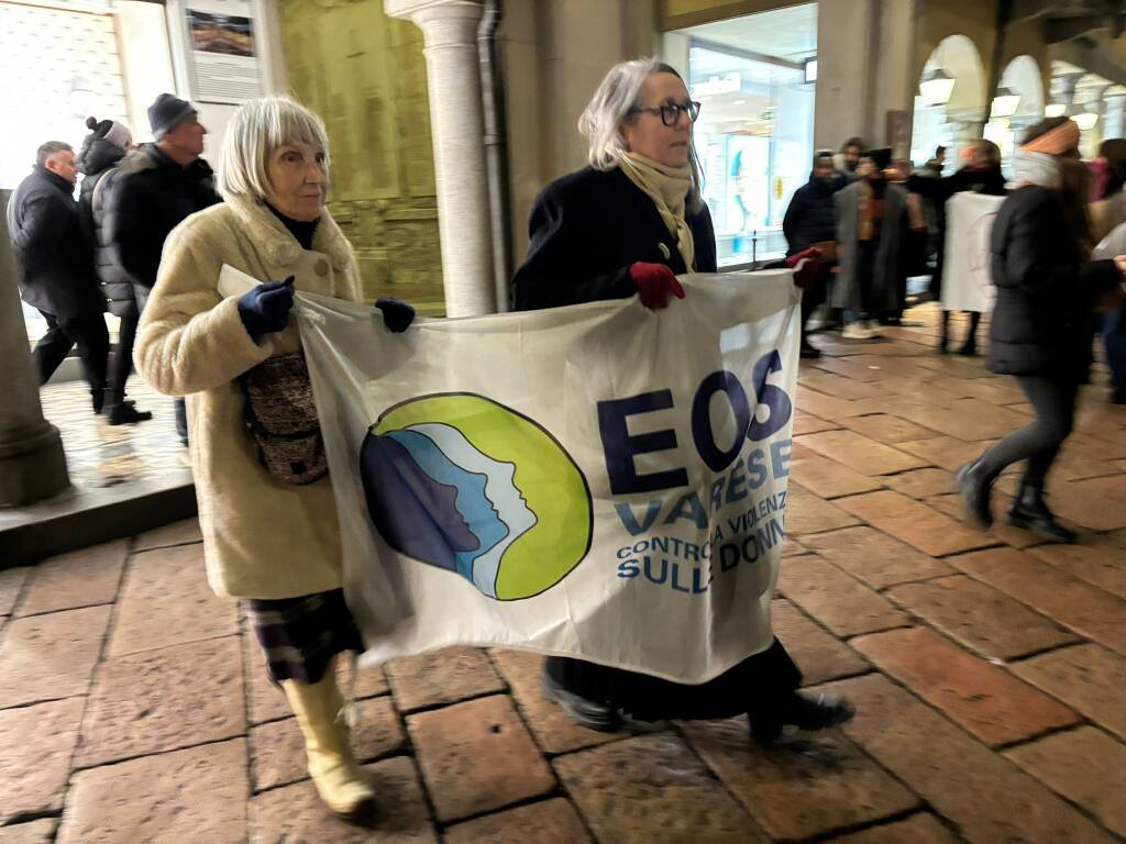 “Sorella, non sarai mai sola”, il collettivo FemVa in piazza contro la violenza sulle donne