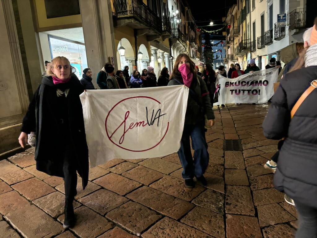 “Sorella, non sarai mai sola”, il collettivo FemVa in piazza contro la violenza sulle donne