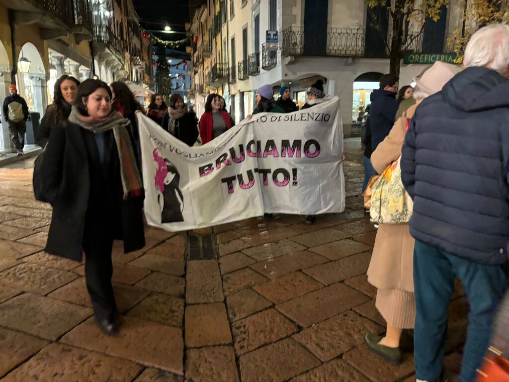 “Sorella, non sarai mai sola”, il collettivo FemVa in piazza contro la violenza sulle donne