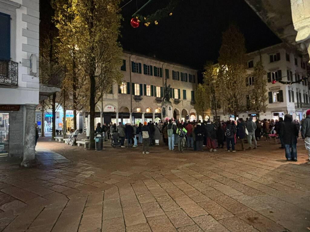 “Sorella, non sarai mai sola”, il collettivo FemVa in piazza contro la violenza sulle donne