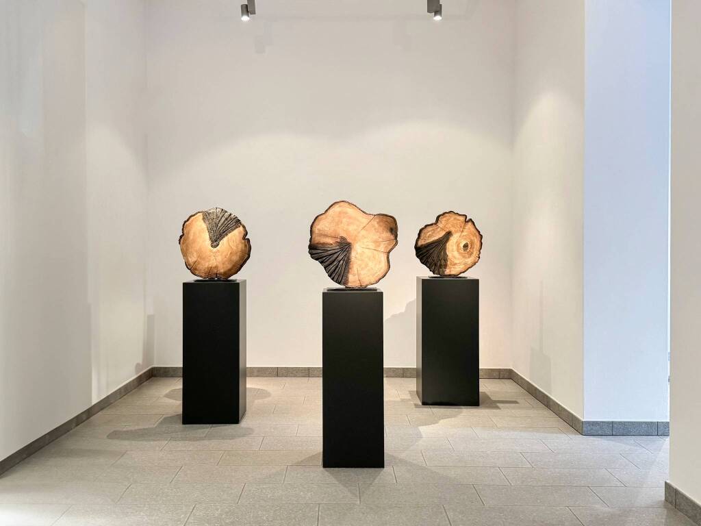 "Fuoco cammina con me": sculture in marmo che sembrano legno. Da Punto sull'Arte in mostra le opere di Valeria Vaccaro
