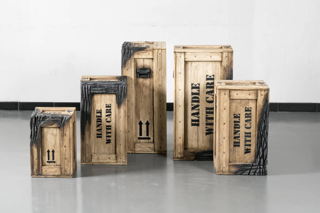 "Fuoco cammina con me": sculture in marmo che sembrano legno. Da Punto sull'Arte in mostra le opere di Valeria Vaccaro