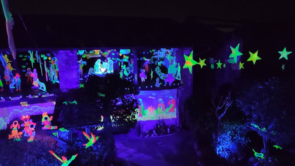 Il presepe luminoso di Sesona accende lo spirito del Natale