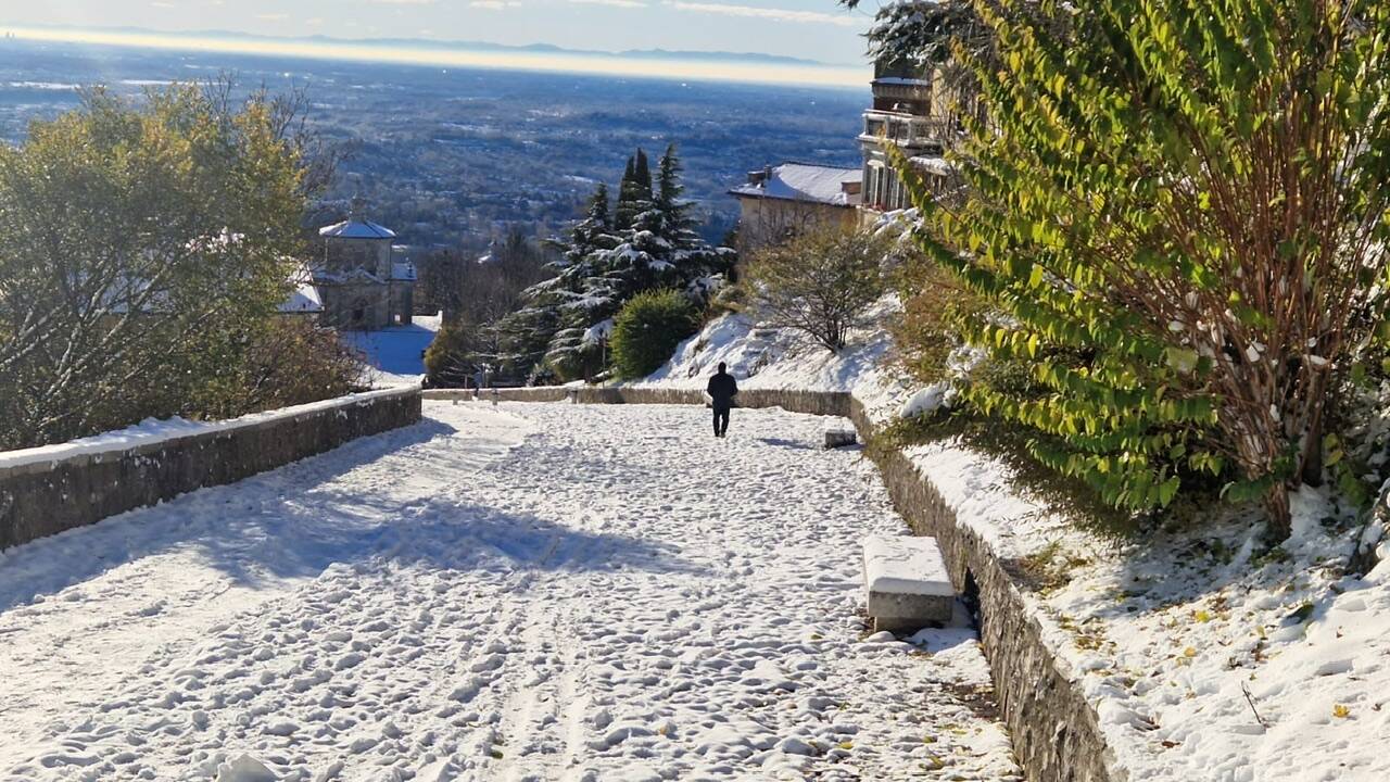 Il sacro Monte imbiancato dalla prima neve