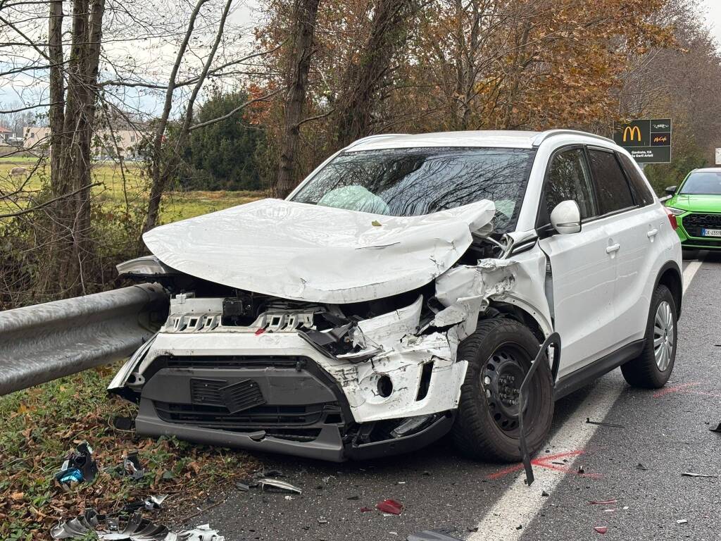 Incidente con tre veicoli a Cocquio Trevisago