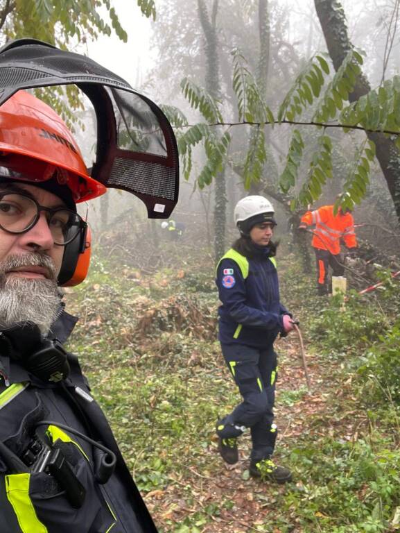 Maxi esercitazione di Protezione Civile, a Parabiago volontari all'opera per il taglio boschivo