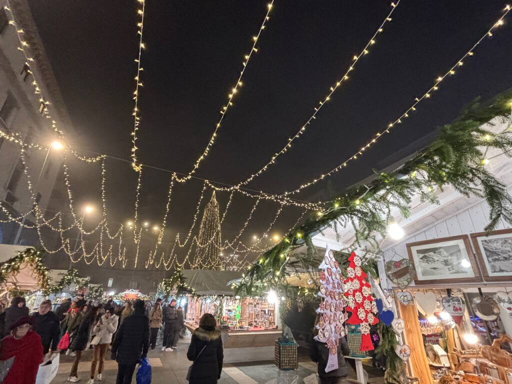 Natale è arrivato in piazza Monte Grappa a Varese