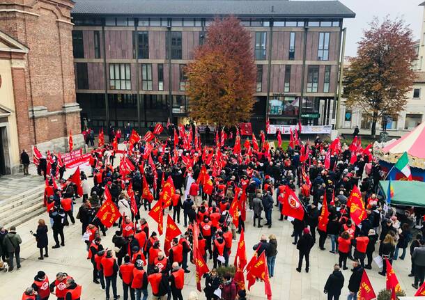 Sciopero generale in piazza San Magno a Legnano