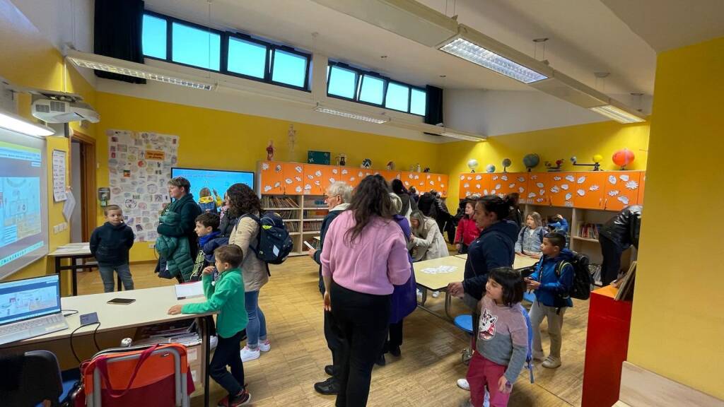 Un tesoro di parole a Morosolo: la scuola primaria "A. Manzoni" celebra la lettura