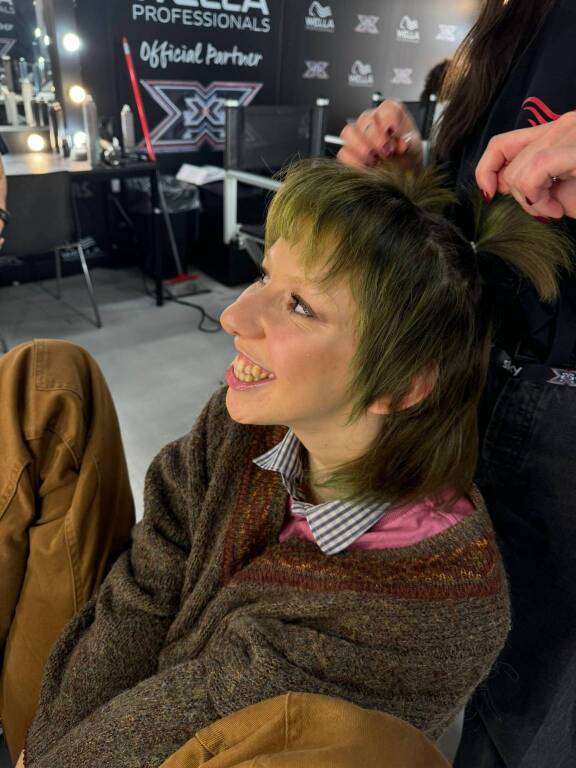 Una parrucchiera di Varese dietro le quinte di X Factor 2024