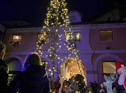 A Casciago si accende la magia del Natale tra canti e mercatino