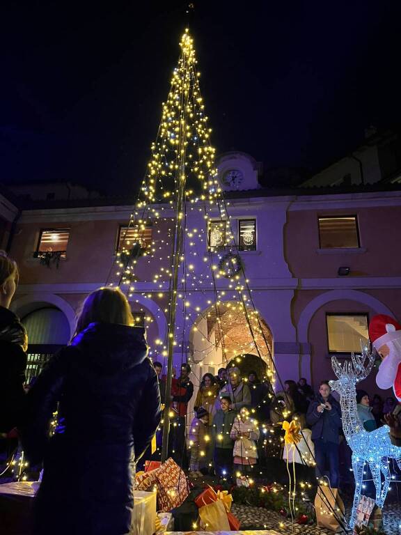 A Casciago si accende la magia del Natale tra canti e mercatino