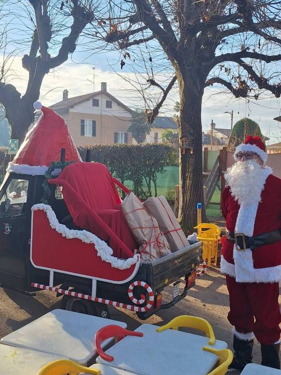 Babbo Natale arriva in "Apeslitta" alla scuola materna di Lissago