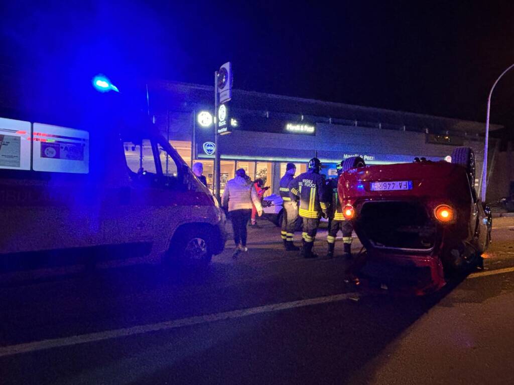 Auto ribaltata a Gavirate, due feriti