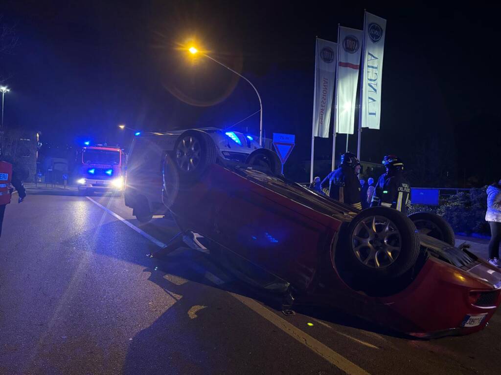 Auto ribaltata a Gavirate, due feriti