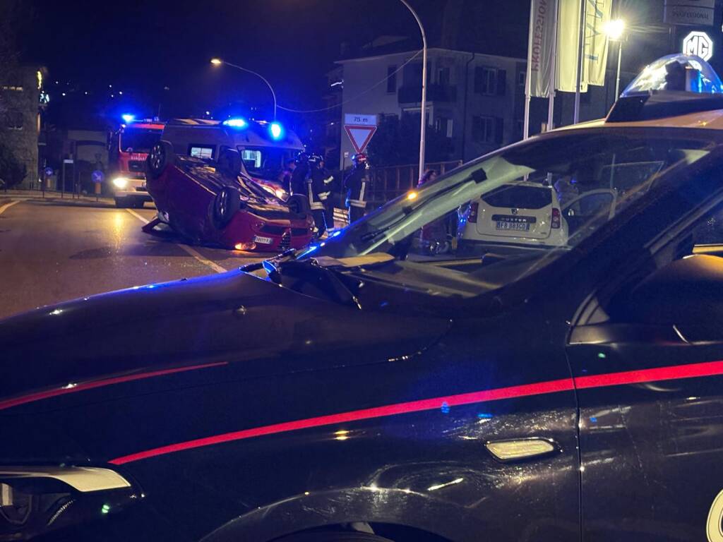 Auto ribaltata a Gavirate, due feriti