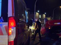 Auto ribaltata a Gavirate, due feriti