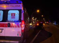 Auto ribaltata a Gavirate, due feriti