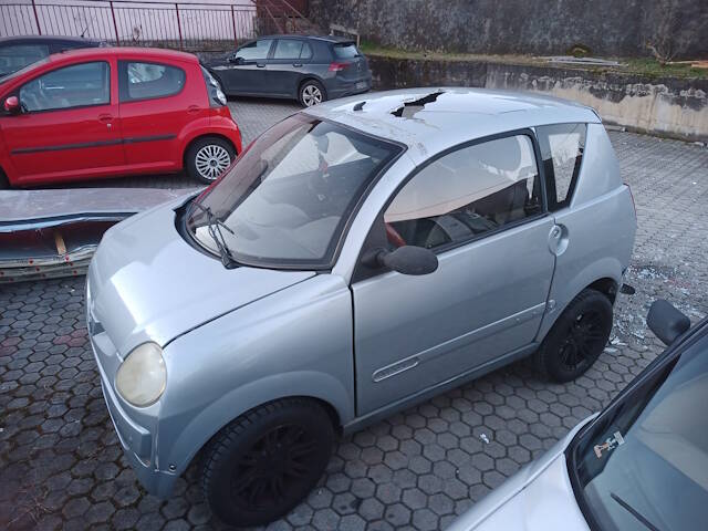 Vento a Cuvio, volano le lamiere di copertura di un capannone