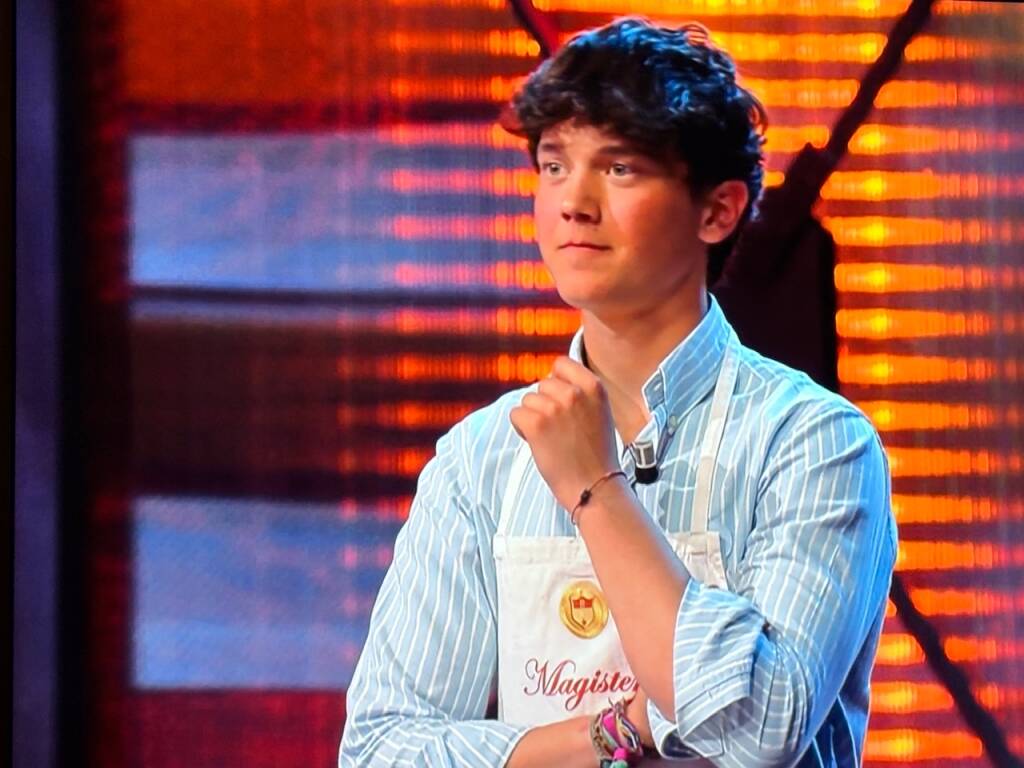 Grembiule grigio per Ludovico di busto, tra bruscitt e asparagi di Cantello