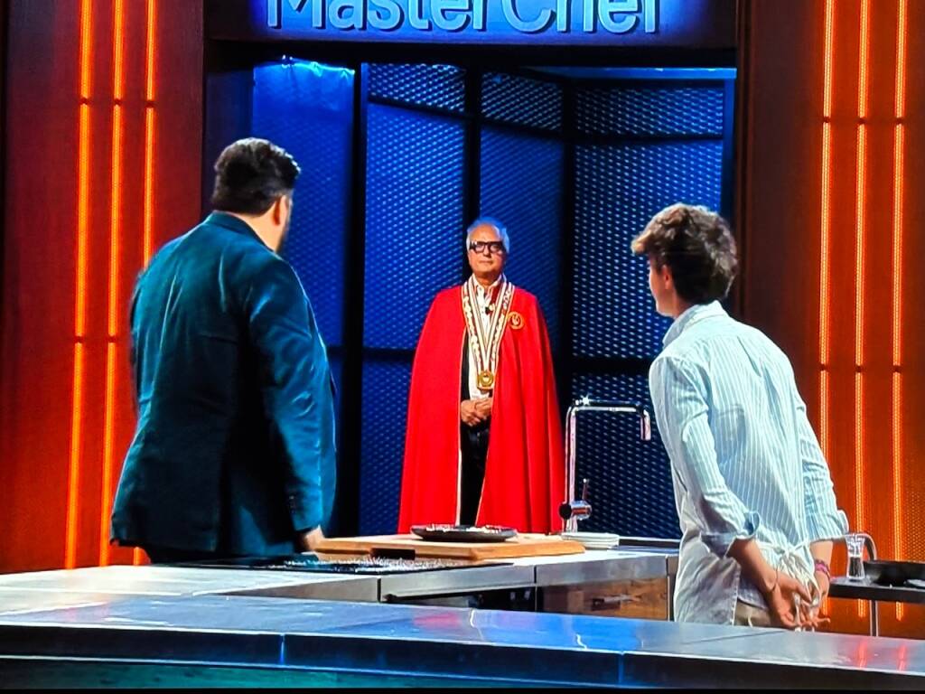 Grembiule grigio per Ludovico di busto, tra bruscitt e asparagi di Cantello