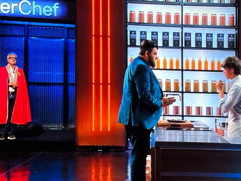 Grembiule grigio per Ludovico di busto, tra bruscitt e asparagi di Cantello