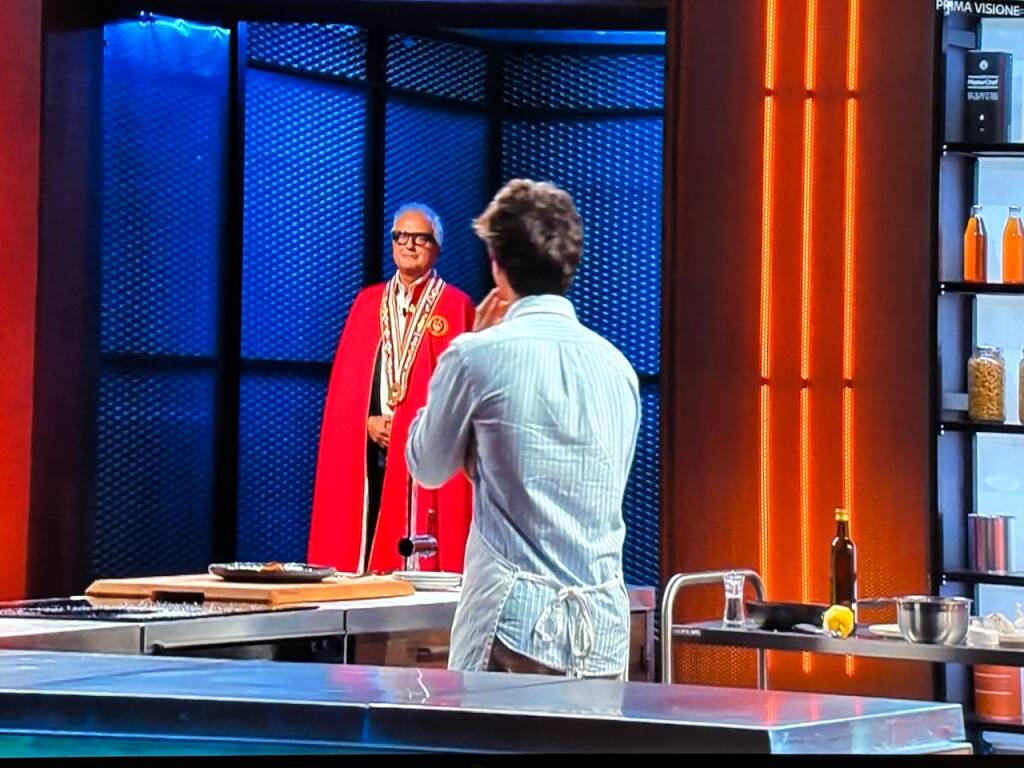 Grembiule grigio per Ludovico di busto, tra bruscitt e asparagi di Cantello