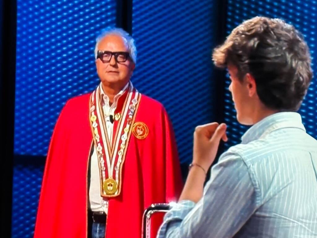 Grembiule grigio per Ludovico di busto, tra bruscitt e asparagi di Cantello