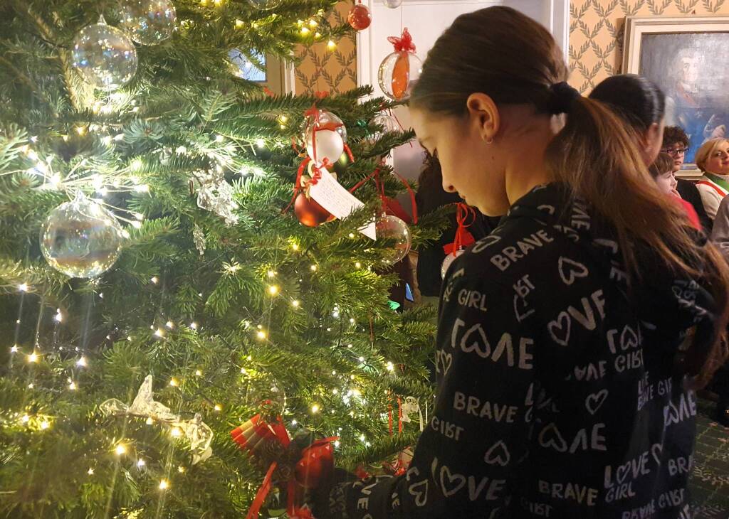 I sindaci dei ragazzi decorano l'albero di Natale del Prefetto