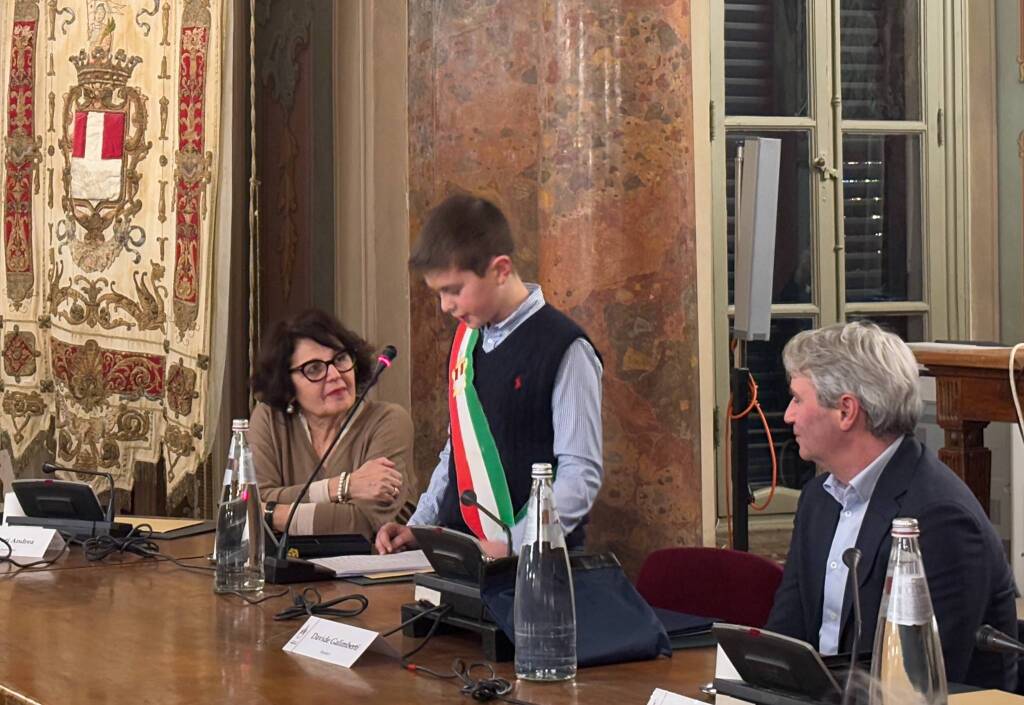 Il sindaco dei ragazzi leonardo apre il consiglio comunale di Varese del bilancio
