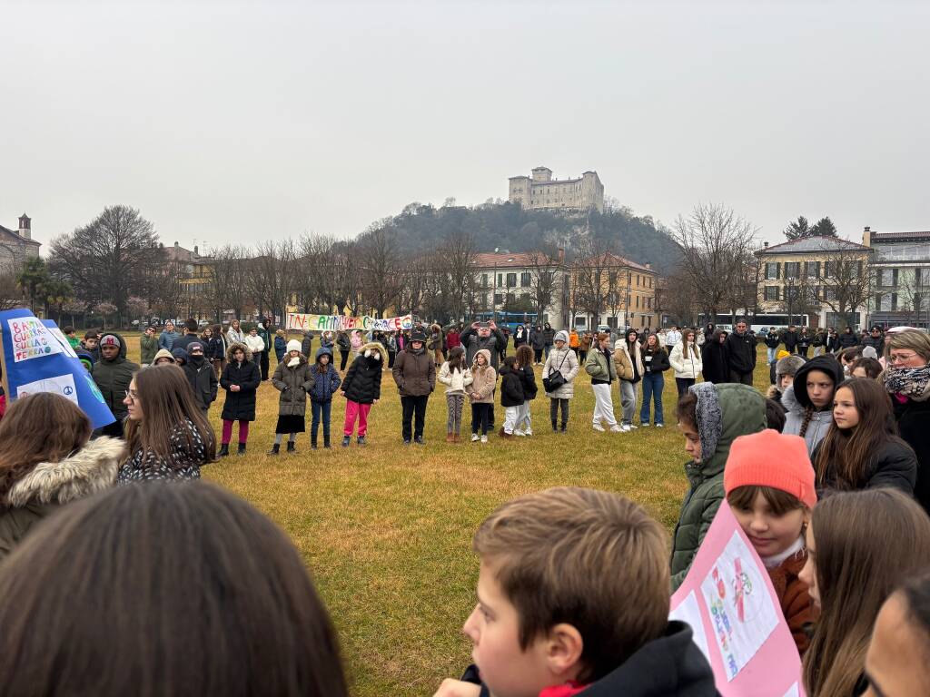 La marcia per la pace ad Angera 