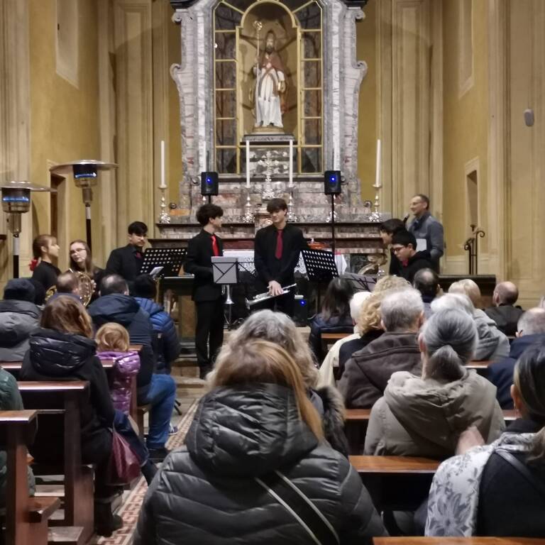 La Proloco di Casciago accende il Natale: una serata di musica e celebrazione del merito scolastico