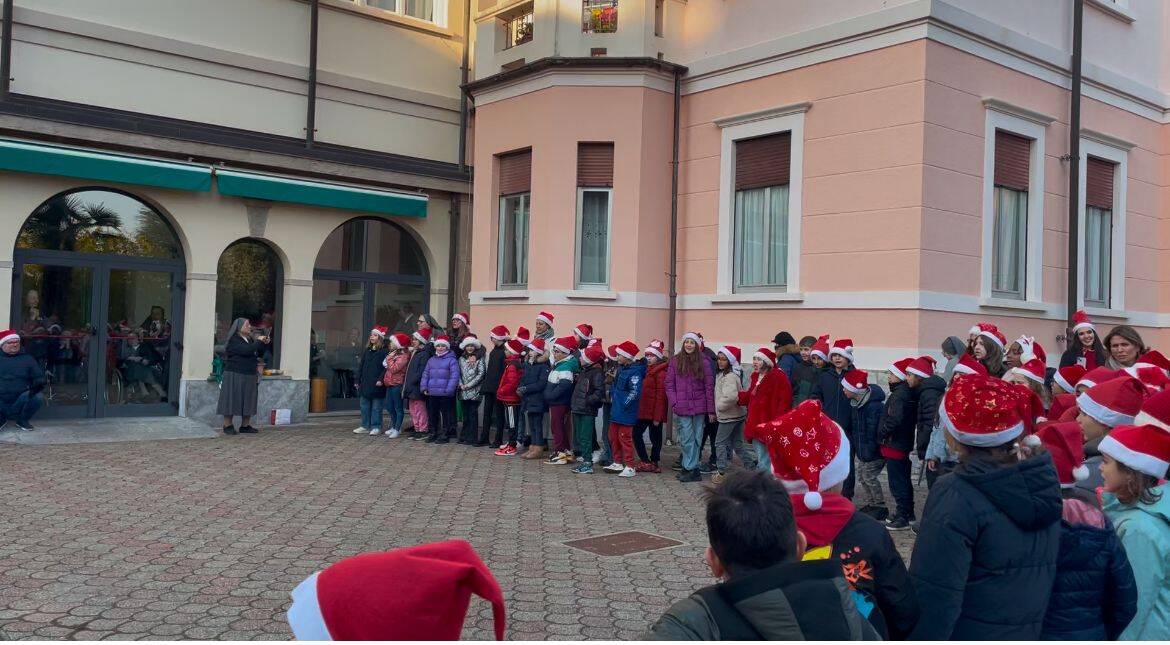 Le voci dei bambini accendono la magia del Natale a Sant’Ambrogio