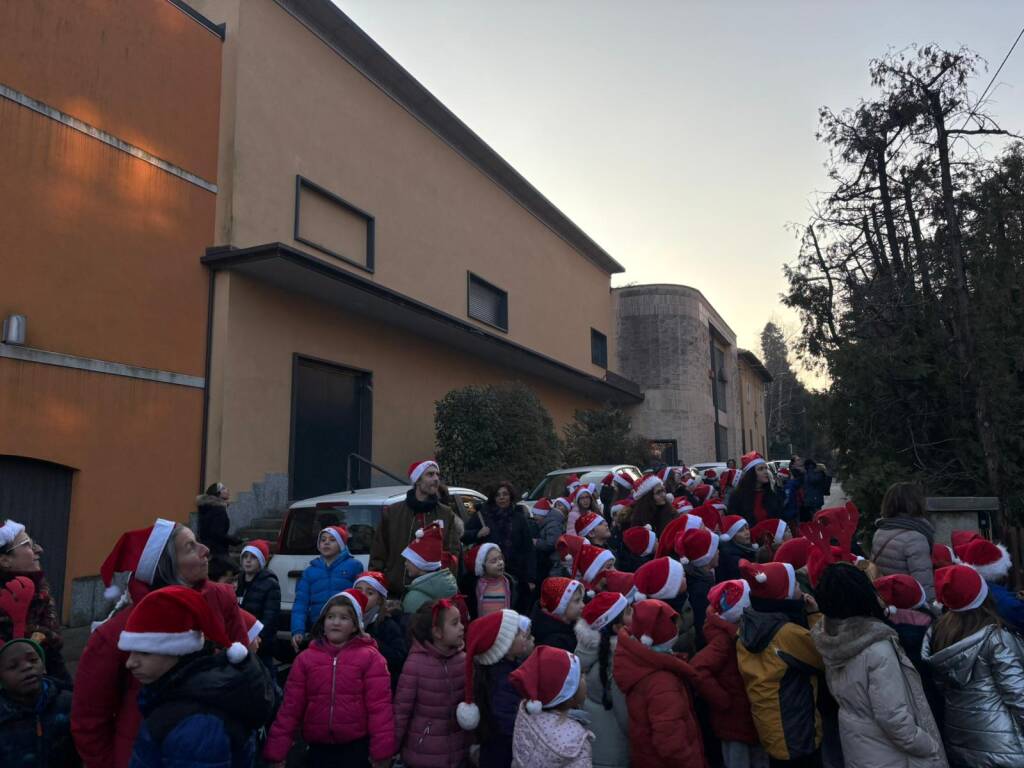 Le voci dei bambini accendono la magia del Natale a Sant’Ambrogio