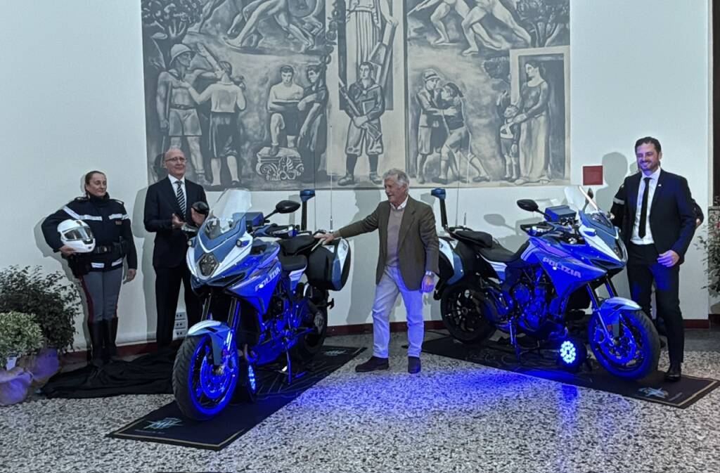 MVAgusta consegna due moto alla polizia di Varese