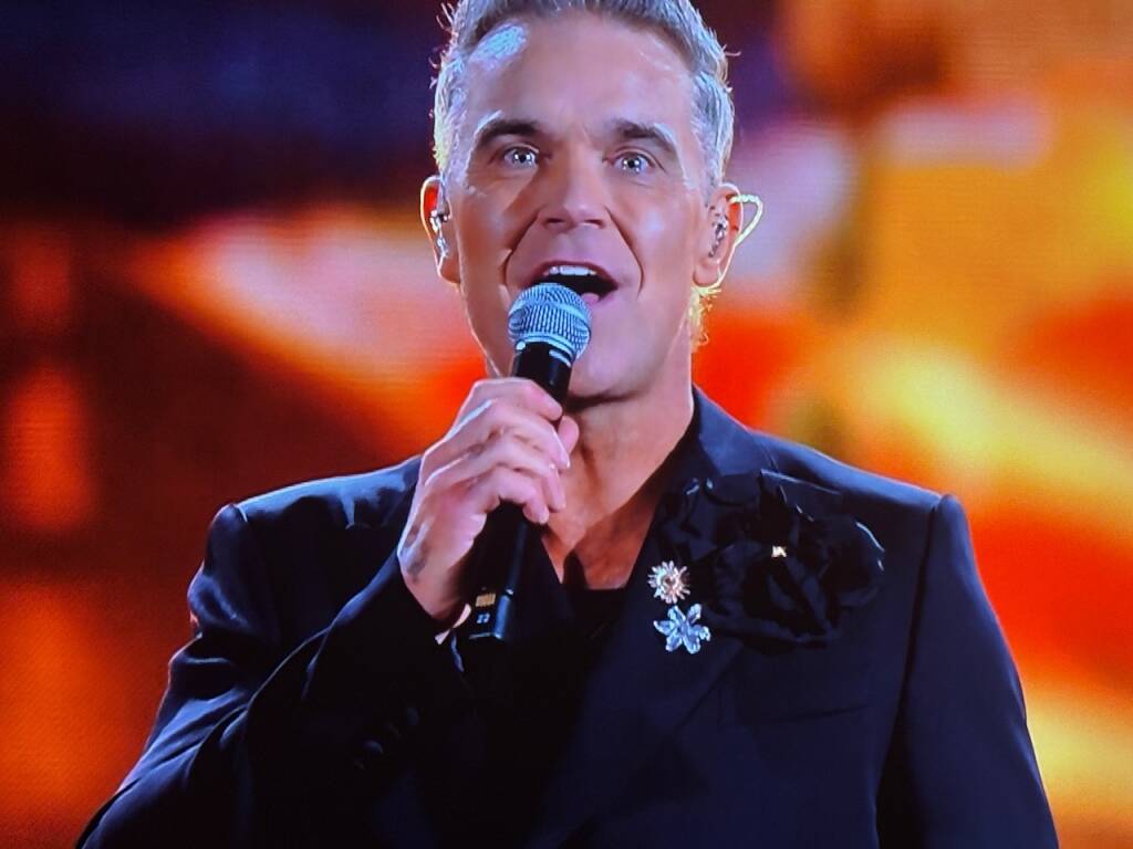 robbie williams superospite alla finale di xfactor