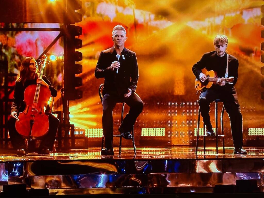 robbie williams superospite alla finale di xfactor